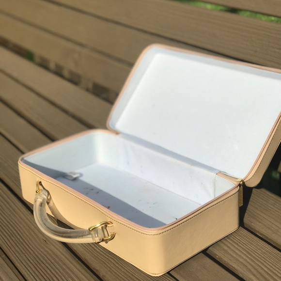 Estee Lauder Handbags - Estee Lauder. Make-up bag 💄